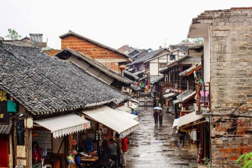 司机路遇两位在雪地行走的老人，果断决定送两人回家。网友：谢谢你，好心人！